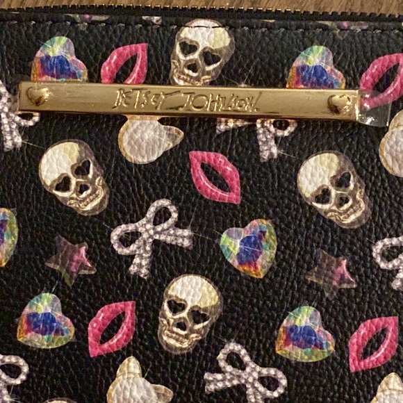 New Betsey Johnson skulls/ hearts wristlet / wallet with fun matching earrings! - Picture 5 of 7